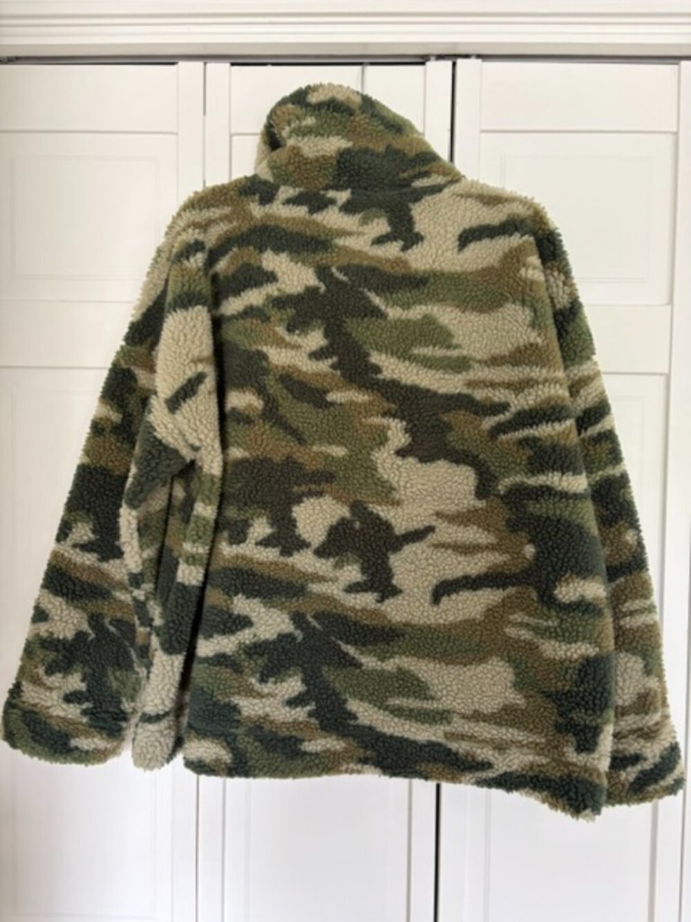 Soft vintage fleece body. Sherpa lining at collar. Camo pattern with neon orange - Picture 5 of 7